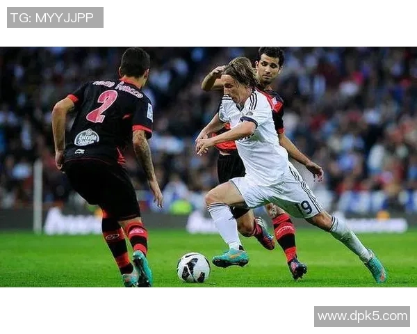 塞尔塔与皇马对决前瞻分析及比赛结果预测探讨 塞尔塔与皇马对决前瞻分析及比赛结果预测探讨